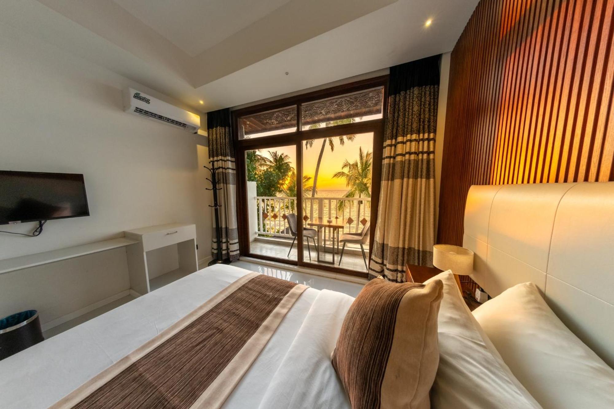 Heron Beach Hotel - The Best Maldivian Getaway In Dhiffushi,Maldives ภายนอก รูปภาพ